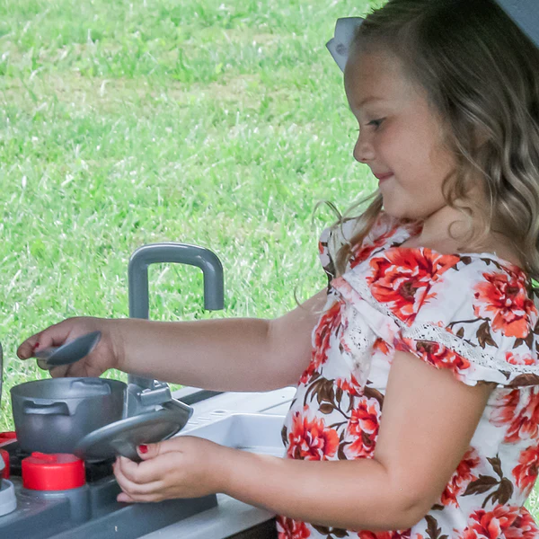 Cook up Creativity The Whispering Point Swing Set is loaded with details to let kids’ imaginations reach new heights. Provide hours of entertainment with a stove top, battery powered blender, pot/pan set, sink, and faucet.