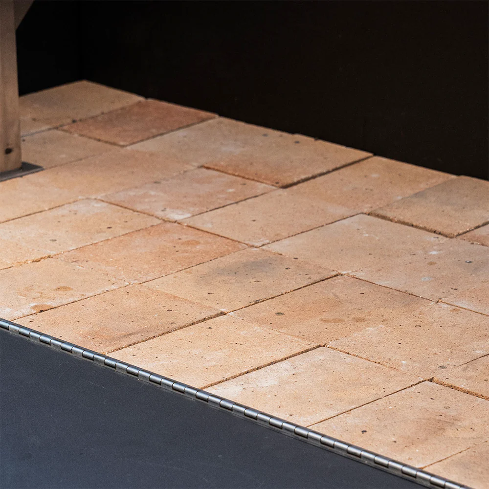 02- Fire Bricks Refractory fire bricks and ceramic fire insulation ensure optimal heat retention and consistent, even cooking temperatures.